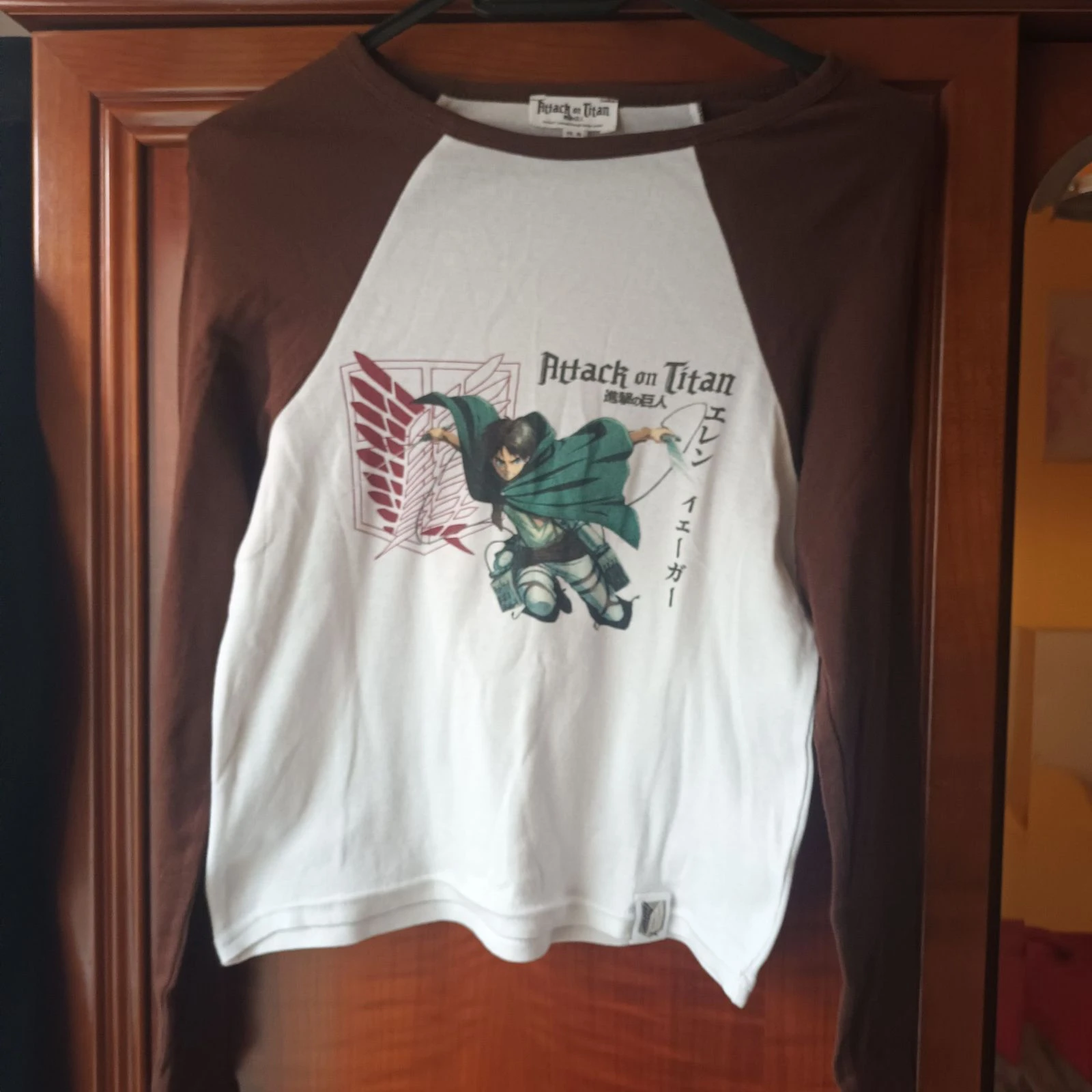 T-shirt de collection officielle sur le thème d'Attack on Titan Taille M dédié à Eren Jäger. 